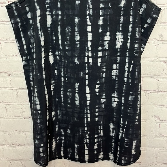 Lucy Activewear Sleeveless V Neck Top - Picture 7 of 10